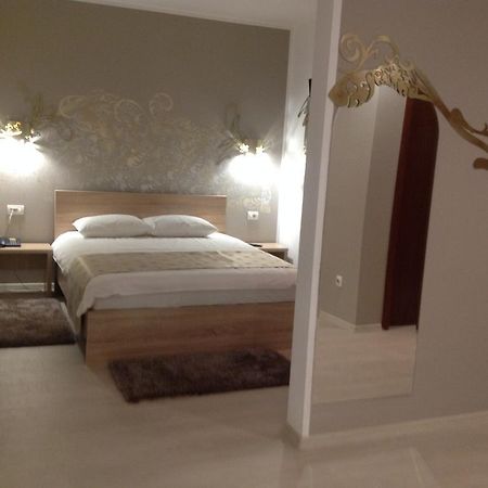 Hotel Royal Urziceni Esterno foto