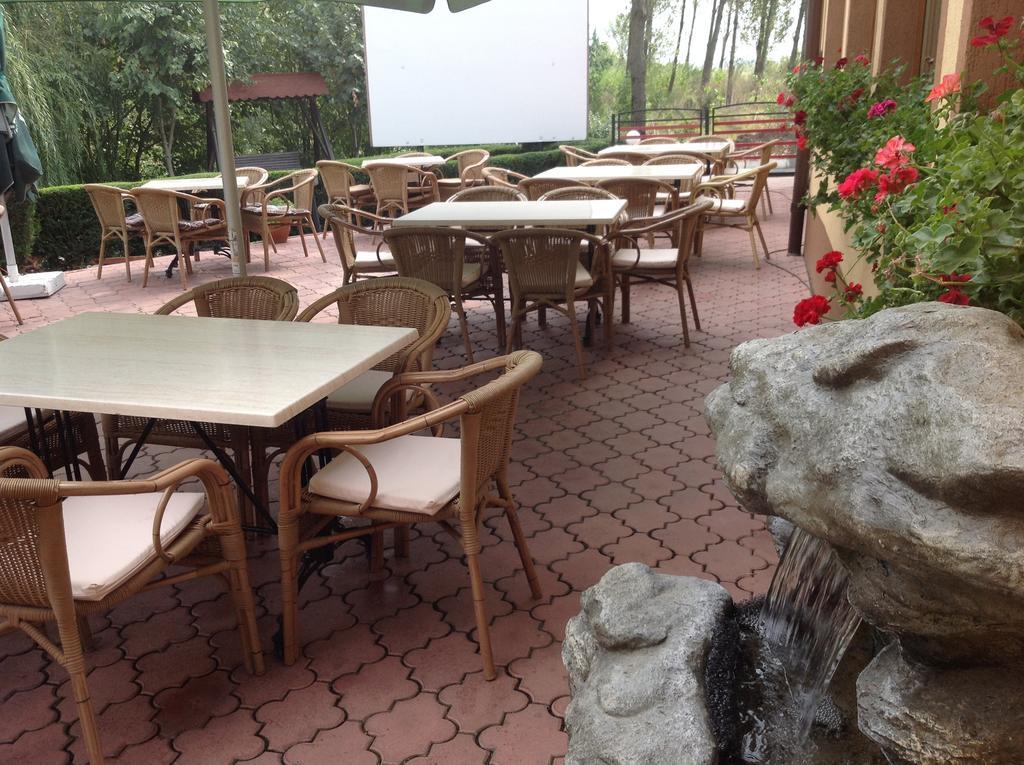 Hotel Royal Urziceni Esterno foto