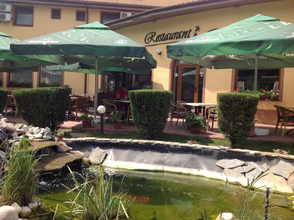 Hotel Royal Urziceni Esterno foto