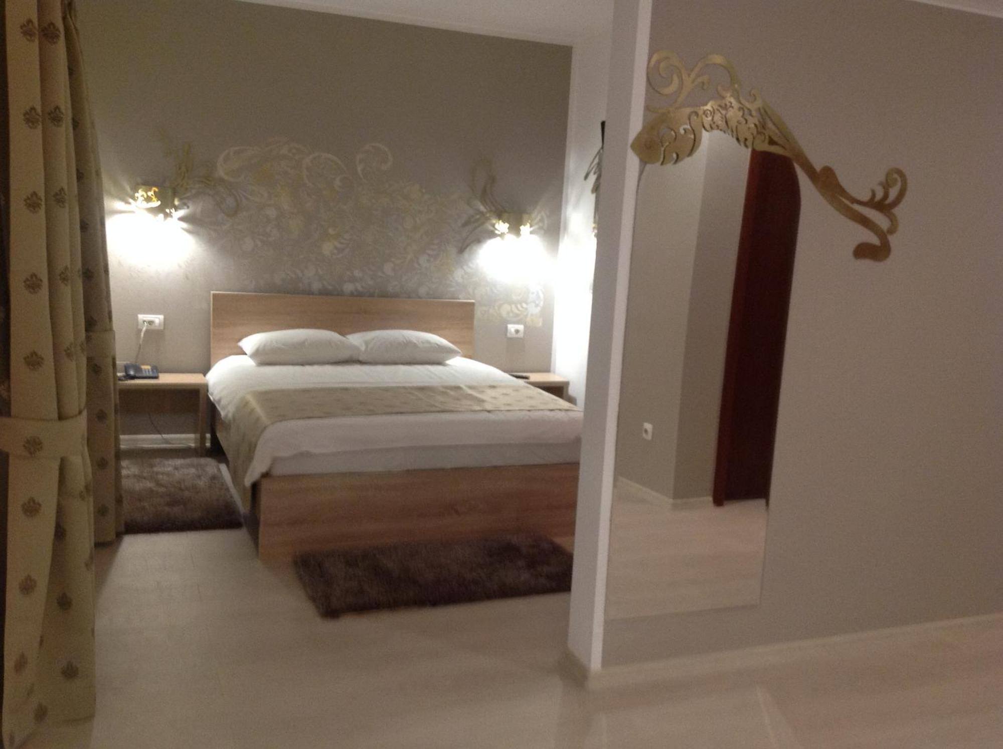 Hotel Royal Urziceni Esterno foto